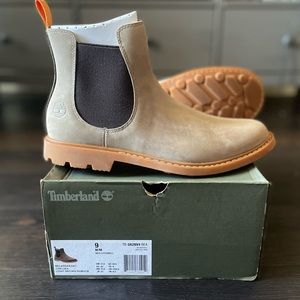 Size 9 timberland chelsea boots, used once.